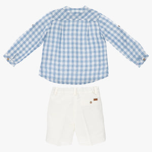 Conjunto de dos piezas camisa de cuadros azules y shorts blancos