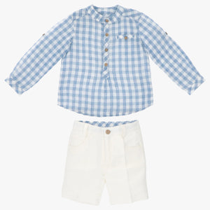 Conjunto de dos piezas camisa de cuadros azules y shorts blancos